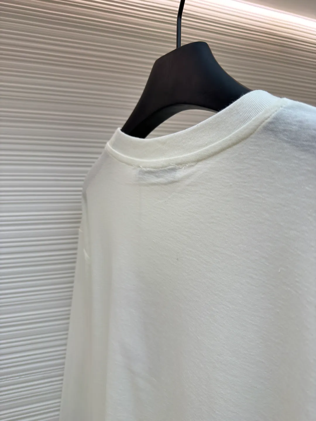 Acne Studios linen printed long sleeves ●Original version: Purchased and developed for 3199 ●Item number: 1681393-A05 ●Fabric: linen fabric ●Technology: Printing production ●Color: white ●Version: Fitted version ●Weight: about 215 grams ●Size: S-M-L ●Description: The fabric is blended with 85% combed cotton and 15% linen. Combed cotton provides the skin-friendly feel, durability and smooth texture of clothing when worn next to the skin; while the injection of 15% linen is the soul of the design - it breaks the mediocrity of pure cotton and brings the iconic natural irregular knotted texture, unique dryness and breathability, as well as a micro-wrinkle texture and retro charm that become more natural over time. This ratio not only ensures comfort, but also gives the fabric a three-dimensional, relaxed and vital high-level texture. The pattern decoration on the chest adopts traditional and elegant screen printing technology. This is not a simple flat transfer, but by making a fine screen and manually scraping the ink layer by layer onto the surface of the fabric. The overall wiring is straight and delicate, the fabric is comfortable and soft, and the color is consistent without color difference. It can be matched with the same style to create a fashionable look and control various occasions. Customized accessories, complete with three standards, same style for men and women!